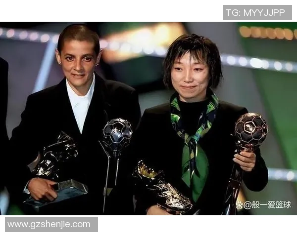 女博主与足球球星合照引热议 网友纷纷猜测背后故事揭秘