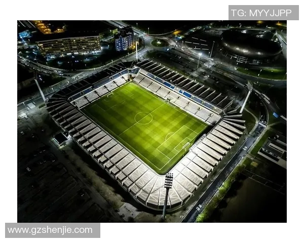 绿茵场上孤独身影记录属于足球传奇的无声时刻