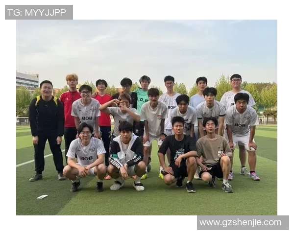 冷面书生足球球星赛场沉稳风采尽显团队精神魅力